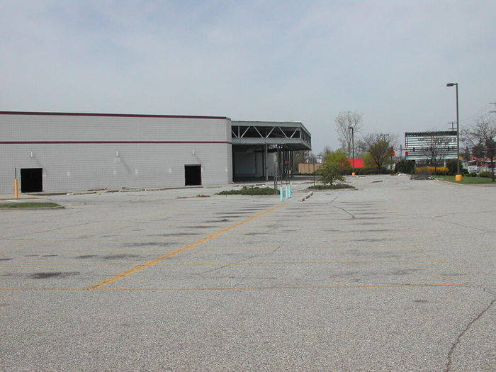 Showcase Cinemas Grand Rapids - 2002 Photo (newer photo)